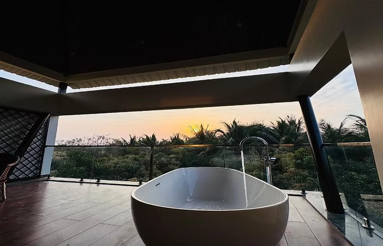 Aranyagiri-Bath-Tub-View2.webp